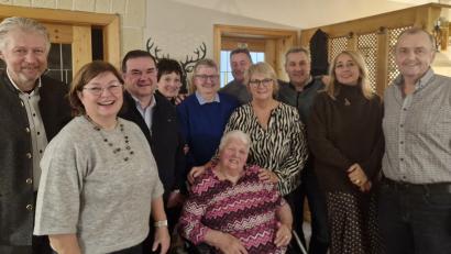 Bild: Lothar Müller
Anni Deinzer (sitzend) feiert ihren 85. Geburtstag mit Freunden und Familie.