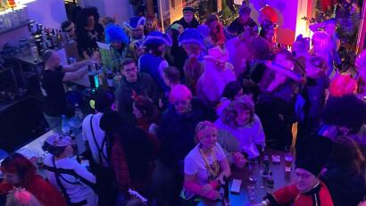 Bild: Robert Schaarschmidt
Ein Schnappschuss vom letzten Fasching im "Robert's": Regulär hat die Trattoria im Amberger Rathaus kurz vor Weihnachten zugemacht. Zu Weiberfasching und am Altstadtfest 2026 geht's nochmal zur Sache, dann ist das "Robert's" endgültig Geschichte.