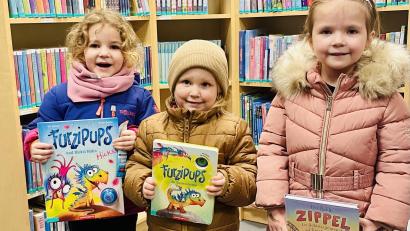 Bild: Franziska Schmidhuber
Spaß beim Lesen und Vorlesen haben Lea, Clara und Sophia (von links) bei diesen drei Kinderbüchern, die es in der Bücherei Gleiritsch zum Ausleihen gibt.