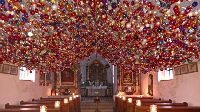 Bild: bl
8000 Christbaumkugeln funkeln in der 14-Nothelfer-Kapelle in Schönsee im Kerzenlicht. Diese Aktion des Frauenbundes sorgt für Aufsehen.
