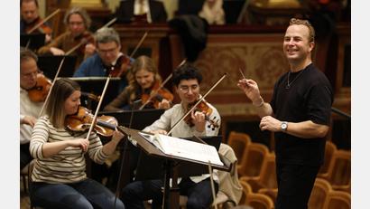 Bild: Dieter Nagl/WIENER PHILHARMONIKER/APA/dpa
Der Kanadier Yannick Nézet-Séguin dirigiert erstmals das Neujahrskonzert aus Wien