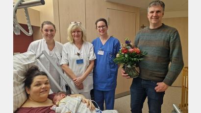 Bild: Emese Bottyan/exb 
Mutter Cornelia Menacher hält den kleinen Anton im Arm. Mit ihr freuen Vater Martin Auburger (von rechts) Hebamme Ann-Kathrin Frömmig, Pflegefachkraft Conny Wacker und Assistenzärztin Julia Hofmann.