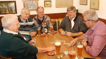 Bild: war
Das Quartett aus Dietmar und Roland Schmid (von links), Manfred Herrmann und Martin Schregelmann (von rechts) genießt Heimrecht beim „Hermann-Wirtshaus“ und trifft sich am ersten Weihnachtstag zum 44. Mal in ununterbrochener Reihe zum Schafkopf. Günter Jaugstetter (Bildmitte) war schon häufig der Fünfte in der Konstellation.