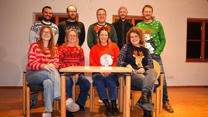 Bild: fdl
Der Theaterverein Ehenfeld freut sich auf viele Besucher: (sitzend, von links) Marlene Siegler als Margarete, Tochter des Bauernehepaares, Marina Basler, ihre Mutter, Jenny Falk, Rosalie von Ruttenstein, und Meike Birner als Ute, Urlauberin sowie (stehend, von links) Thomas Kummer als Postbote, Wolfgang Lingl als Urlauber, Jonas Beierl als Sebastian von Ruttenstein, Stefan Kummer als Hubert, der Bauer und Christian Gnan, der Regisseur.