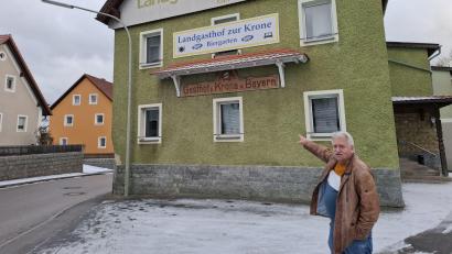 Bild: gz
Der neue Besitzer Jürgen Schmidt vom Gasthof "Zur Krone von Bayern". Das vom Vorbesitzer oberhalb angebrachte weiße Schild wird entfernt.