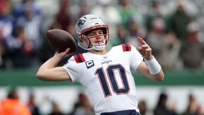 Bild: Adam Hunger/FR110666 AP/AP/dpa
Quarterback Drake Maye war entscheidend am Sieg der New England Patriots gegen die New York Jets beteiligt.