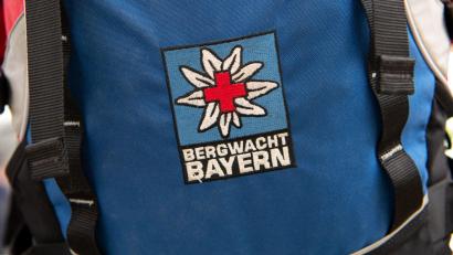 Symbolbild: Sven Hoppe/dpa
Die Bergwacht transportierte den verletzten Mann aus dem Waldstück im Landkreis Schwandorf.