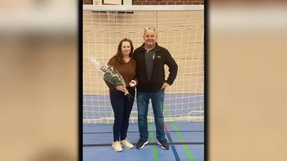 Bild: Familie Schönberger
Die beiden trauen sich: Martin Schönberger machte seiner Lebensgefährtin Stephanie beim Hallenturnier der SpVgg SV Weiden einen Heiratsantrag.