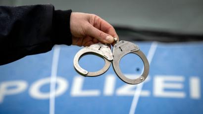 Bild: Soeren Stache/dpa
Der Mann wurde von der Polizei festgenommen. (Symbolbild)