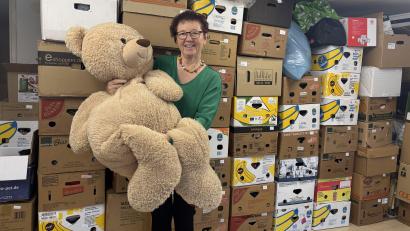 Bild: san
Elfriede Stauber im Keller ihres Hauses in Speckshof. Während "Freu dich Elfriede" im Winterschlaf ist, stapeln sich hier die Bananenkisten voller Ware – alles "Futter" für den Verschenkeschrank. In den wird irgendwann ab dem Frühjahr auch der Teddy im XXL-Format wandern.