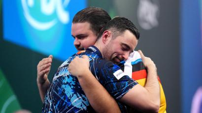 Bild: John Walton/PA Wire/dpa
Humphries (l) macht Clemens Komplimente.