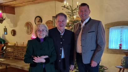 Bild: Josef Deglmann jun. 
Bürgermeister Rainer Rewitzer (rechts) gratulierte dem Jubilar Josef Deglmann zum 85. Geburtstag.