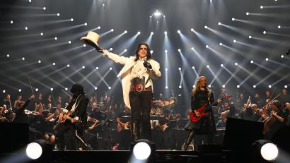 Bild: Tobias Schwarzmeier
Der "Gottvater des Schock-Rock" Alice Cooper hat die Night-of-the-Proms-Bühne im Griff.