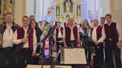 Bild: Hannes Posset/exb
Die Grenzland-Blaskapelle Dietersdorf freut sich nach dem Konzert in der Dorfkirche über den Applaus.