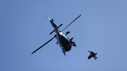 Symbolbild: Matthias Bein/dpa
Mit einem Hubschrauber rückten die Einsatzkräfte aus.