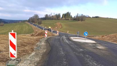 Bild: Portner
Befahrbar, aber nicht fertig: Die GVS Bahnhof Lind-Nunzenried wurde über den Winter für den Verkehr freigegeben (50 km/h). Die neue Verkehrsinsel an der Ortseinfahrt Nunzenried ist eingebaut.