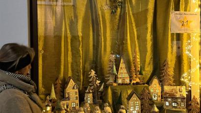 Bild: Alfred Härtl
Sämtliche Geschäftsleute gaben sich größte Mühe bei der vorweihnachtlichen Gestaltung ihrer Auslagen und ernteten dafür viel Lob. Das galt besonders auch für das von Anna Bierner mit viel Liebe gestaltete Adventsfenster beim Anwesen Zimmermann.