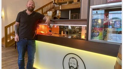 Archivbild: upl
Sein Gesicht ist zur Marke geworden: Robert Schaarschmidt an der Theke des Roberts. Jetzt schließt er, wie er es schon vor einem Jahr angekündigt hat.