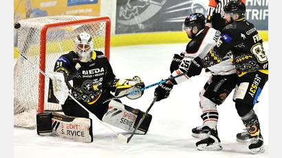 Bild: Hubert Ziegler
Der ERSC Amberg um Torhüter Lucas Di Berardo (links) vom ERSC Amberg und Benjamin Frank (rechts) verpennte besonders das erste Drittel und konnte den Rückstand nicht mehr aufholen.