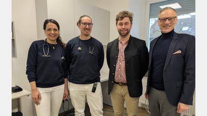 Bild: Paul Zrenner
Dr. Nadja Kunz, Tobias Kunz und Dr. Maximilian Bolch zusammen mit Bürgermeister Bernd Sommer (von links). Dr. Bolch, der lange Zeit in Zusammenhang mit dem künftigen MVZ Waldsassen im Gespräch war, verstärkt ab 2. Januar 2026 das Praxisteam im früheren Krankenhaus an der Egerer Straße.