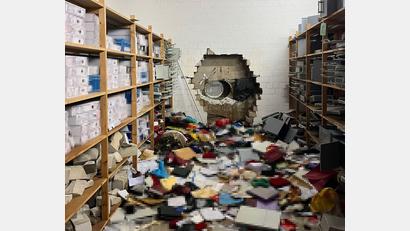 Bild: -/Polizei Gelsenkirchen/dpa
Zahlreiche Unterlagen liegen auf dem Boden des Tresorraums.