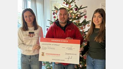 Bild: Sabrina Kraus
Elisa Wenzl und Emilia Jaspers spendeten 1.800 Euro an die Kinderkrebshilfe Oberpfalz-Nord. Um Spenden zu sammeln, organisierten sie einen privaten Weihnachtsmarkt.