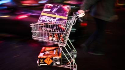 Bild: Christian Charisius/dpa
Zum Verkaufsstart gab es vielerorts Warteschlangen.