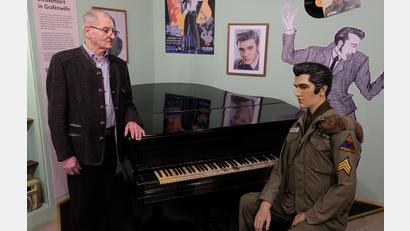 Bild: do
Raimund Rodler gehört zu den großen Verehrern des King of Rock. Kein Wunder, spielte der Weltstar schon am Flügel in der Bar seiner Mutter. Seit einigen Jahren ist das Instrument Bestandteil der Sonderausstellung über Elvis im Grafenwöhrer Militär- und Heimatmuseum.
