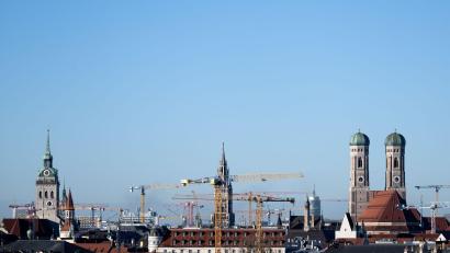 Bild: Sven Hoppe/dpa
Baukräne in München. Im kommenden Jahr könnte die bayerische Wirtschaft nach Prognose der Vereinigung der bayerischen Wirtschaft wieder leicht wachsen. (Symbolbild)