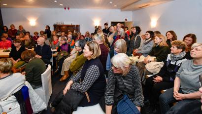 Bild: Petra Hartl
Zur ersten Infoveranstaltung für "Omas gegen Rechts" kamen viele Interessierte in den kleinen Casino-Saal. Daraufhin wurde die Initiative auch in Amberg gegründet.