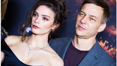 Bild: Moritz Frankenberg/dpa
Die Schauspieler Harriet Herbig-Matten und Tom Wlaschiha bei einem Photocall am Rande der Premiere der Serie „Schwarzes Gold“.