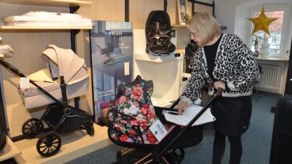 Bild: dob
Maria Lang beriet über Jahrzehnte werdende Eltern bei der Erstausstattung. Nun ist damit Schluss. Doch sie denkt längst nicht ans berufliche Ende, sondern wird ihre Kinder Juliane und Fabian nach besten Kräften im "sportlich: unterwegs" unterstützen.