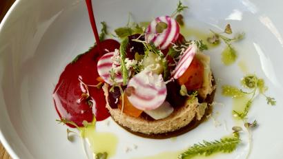 Bild: Isis Rampf
Jonas Merold kocht in seinem Berliner Restaurant auch vegetarische Hauptgänge, wie diese Bunten Beten auf einem Böhmischen Hefeknödel.