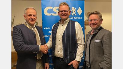 Bild: Kurt Scharf/exb
Marco Pscherer (Mitte) ist Bürgermeisterkandidat der CSU Kulmain. Landrat Roland Grillmeier (links) und Landtagsvizepräsident Tobias Reiß (rechts) gratulieren ihm zur Nominierung.