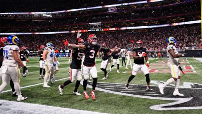 Bild: Mike Stewart/AP/dpa
Die Atlanta Falcons schlagen die Los Angeles Rams dank einer starken ersten Hälfte.