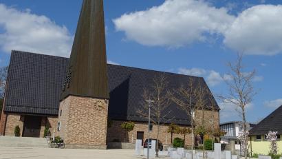 Archivbild: Houschka
Zur Statistik für 2025 zählt auch, dass die katholische Kirche in Dürnsricht einen neuen Pfarrer bekam. Er heißt Celestine Joseph Thazuppil und wurde aus Weiden in die Gemeinde Fensterbach versetzt.