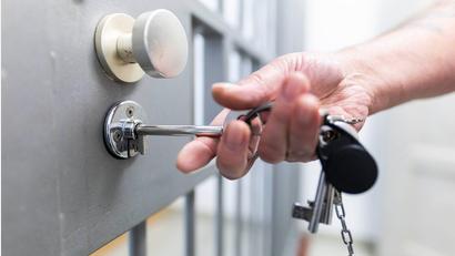 Symbolbild: Michael Matthey/dpa
Eine Justizvollzugsbeamtin steht im Verdacht, Handys und Drogen gegen Entgelt in die JVA Regensburg geschmuggelt zu haben.