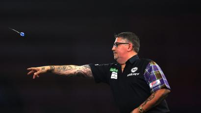Bild: Steven Paston/PA Wire/dpa
Gary Anderson beim Duell der beiden Giganten.