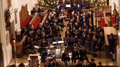 Bild: Markus Rauscher
Die Vilsecker Stadtpfarrkirche mit ihrer hervorragenden Akustik ist ein perfekter Konzertsaal. Beim Weihnachtskonzert des Musikvereins waren insgesamt 85 Musikerinnen und Musiker im Nachwuchsorchester, im Jugendblasorchester und bei den Dagesteiner Musikanten im Einsatz. Das Publikum honorierte ihre Leistungen mit großem Beifall.
