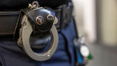 Symbolbild: Peter Kneffel/dpa
Die beiden jungen Männer wurden in der Nähe des Tatorts festgenommen.