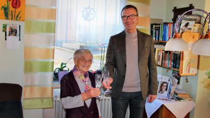 Bild: ds
Neukirchens Bürgermeister Peter Achatzi überbrachte Anneliese Pilhofer Glückwünsche und ein Geschenk zu ihrem 95. Geburtstag.