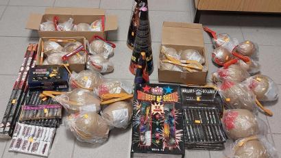 Bild: Bundespolizei
Illegales Feuerwerk mit ca. 30 Kilogramm Nettoexplosivmasse beschlagnahmten Fahnder des Bundespolizeireviers Bärnau am 22. Dezember bei einem Reisenden in Waldsassen. Darunter viele Kugelbomben mit enormer Sprengkraft.