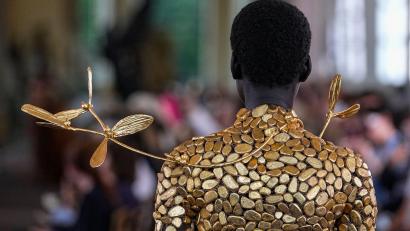 Bild: Michel Euler/AP/dpa
Ein Model trägt eine Kreation von Schiaparelli. (Archivbild)