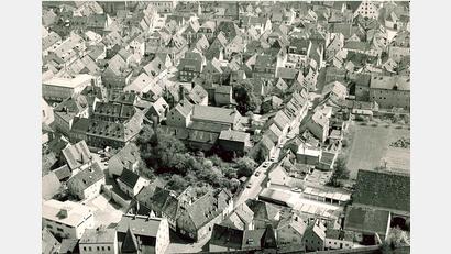 Bild: Werner Lischka
Zugegeben: Das ist richtig gemein. Aber auch heute lautet die Frage: Wo in aller Welt fliegt unser Flugzeug auf Amberger Stadtgebiet herum?