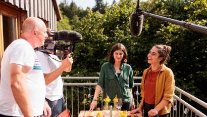 Bild: Hans-Florian Hopfner
Stefanie Weig (rechts) von der Finstermühle bei Pleystein kochte in der 17. Staffel "Landfrauenküche" für die Oberpfalz auf. Hier bei den Dreharbeiten im Sommer, neben ihr ihre Schwester Sophie.