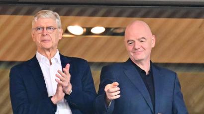 Bild: Sebastian Christoph Gollnow/dpa
FIFA-Chef Gianni Infantino (r) hält offenbar viel von der Abseits-Idee von Arsène Wenger. (Archivbild)