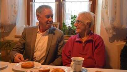 Bild: bö
Das war auch bei ihrem 85. Geburtstag so. Ohne Schmalzgebäck gibt es bei Elisabeth Allgeier keinen Geburtstag. Für 2. Bürgermeister Mathias Huger hatte sie mehrere Sorten davon zum Nachmittagskaffee aufgetischt.