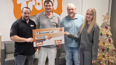 Bild: David Müller
Werkleiter Stefan Neft (von links), Vorsitzender des Vereins Daniel Maierhofer, Betriebsratsvorsitzender Georg Voith und Auszubildende Vanessa Scheuerer bei der Spendenübergabe.