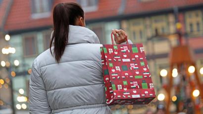 Bild: Matthias Bein/dpa
Die meisten Menschen geben laut Umfrage Geschenke zurück, die nicht gefallen.