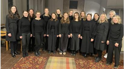 Bild: Rudolf Schieder/exb
Der Frauenchor Kuhl Voices und der Organist Horst Plössner gestalten ein Faschingskonzert.